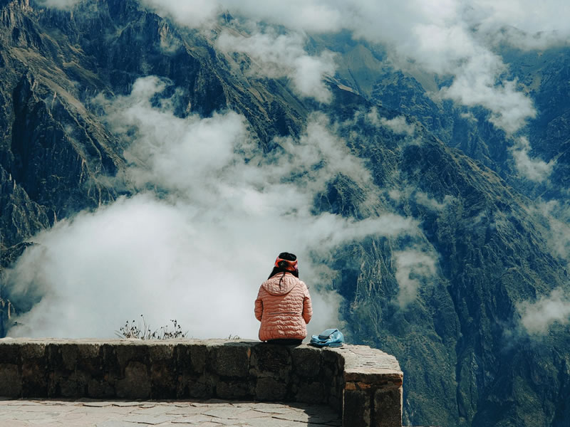 Mirador sobre el cañón del Colca entre nubes